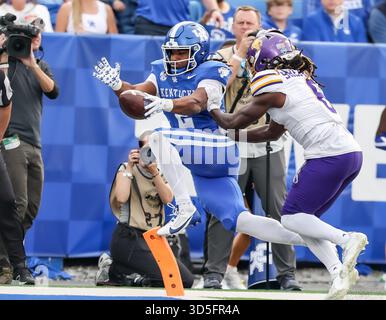 Lexington, Kentucky, Stati Uniti. 15 novembre 2025. Dante Dowdell (2) del Kentucky segna un touchdown durante la partita di football NCAA tra i Kentucky Wildcats e i Tennessee Tech Golden Eagles al Kroger Field di Lexington, Kentucky. Kyle Okita/CSM/Alamy Live News Foto Stock