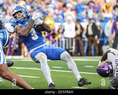 Lexington, Kentucky, Stati Uniti. 15 novembre 2025. Seth McGowan (3) del Kentucky sta per segnare un touchdown durante la partita di football NCAA tra i Kentucky Wildcats e i Tennessee Tech Golden Eagles al Kroger Field di Lexington, Kentucky. Kyle Okita/CSM/Alamy Live News Foto Stock
