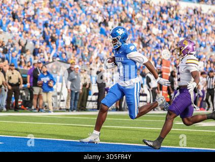 Lexington, Kentucky, Stati Uniti. 15 novembre 2025. Hardley Gilmore IV (17) del Kentucky segna un touchdown durante la partita di football NCAA tra i Kentucky Wildcats e i Tennessee Tech Golden Eagles al Kroger Field di Lexington, Kentucky. Kyle Okita/CSM/Alamy Live News Foto Stock