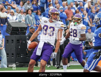 Lexington, Kentucky, Stati Uniti. 15 novembre 2025. Brian Courtney (83) di Tennessee Tech celebra il suo touchdown durante la partita di football NCAA tra i Kentucky Wildcats e i Tennessee Tech Golden Eagles al Kroger Field di Lexington, Kentucky. Kyle Okita/CSM/Alamy Live News Foto Stock