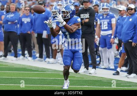 Lexington, Kentucky, Stati Uniti. 15 novembre 2025. Kendrick Law (1) del Kentucky riceve un passaggio durante la partita di football NCAA tra i Kentucky Wildcats e i Tennessee Tech Golden Eagles al Kroger Field di Lexington, Kentucky. Kyle Okita/CSM/Alamy Live News Foto Stock