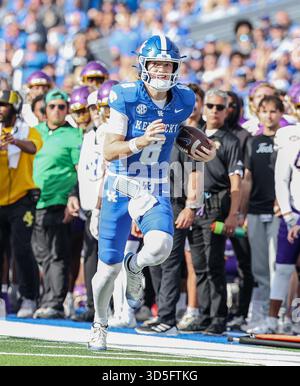 Lexington, Kentucky, Stati Uniti. 15 novembre 2025. Il quarterback del Kentucky Cutter Boley (8) corre con la palla durante la partita di football NCAA tra i Kentucky Wildcats e i Tennessee Tech Golden Eagles al Kroger Field di Lexington, Kentucky. Kyle Okita/CSM/Alamy Live News Foto Stock
