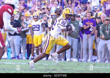 Baton Rouge, Stati Uniti. 15 novembre 2025. Il running back dei LSU Tigers Harlem Berry (22) si precipita per un po' di tempo durante una partita di football universitario della Southeastern Conference sabato 15 novembre 2025 al Tiger Stadium di Baton Rouge, Louisiana. (Foto di Peter G. Forest/Sipa USA) credito: SIPA USA/Alamy Live News Foto Stock