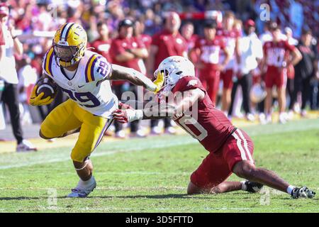 Baton Rouge, Stati Uniti. 15 novembre 2025. Il running back dei LSU Tigers Caden Durham (29) supera il linebacker degli Arkansas Razorbacks Xavian Sorey (10) durante una partita di football universitario della Southeastern Conference sabato 15 novembre 2025 al Tiger Stadium di Baton Rouge, Louisiana. (Foto di Peter G. Forest/Sipa USA) credito: SIPA USA/Alamy Live News Foto Stock