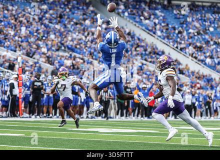 Lexington, Kentucky, Stati Uniti. 15 novembre 2025. Kendrick Law (1) del Kentucky riceve un lungo passaggio durante la partita di football NCAA tra i Kentucky Wildcats e i Tennessee Tech Golden Eagles al Kroger Field di Lexington, Kentucky. Kyle Okita/CSM/Alamy Live News Foto Stock