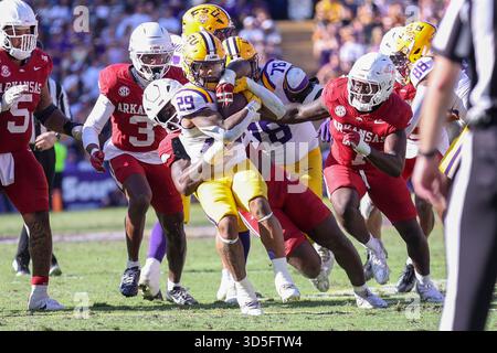 Baton Rouge, Stati Uniti. 15 novembre 2025. Il cornerback degli Arkansas Razorbacks Jordan Young (4) affronta il running back dei LSU Tigers Caden Durham (29) durante una partita di football universitario della Southeastern Conference sabato 15 novembre 2025 al Tiger Stadium di Baton Rouge, Louisiana. (Foto di Peter G. Forest/Sipa USA) credito: SIPA USA/Alamy Live News Foto Stock