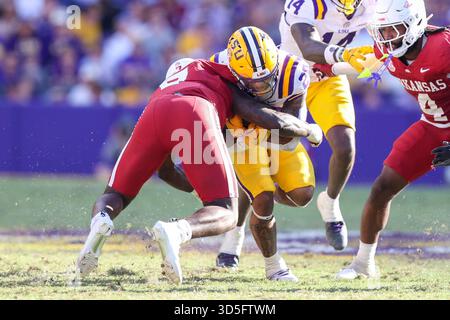 Baton Rouge, Stati Uniti. 15 novembre 2025. Il defensive end degli Arkansas Razorbacks Justus Boone (0) affronta il running back dei LSU Tigers Caden Durham (29) durante una partita di football universitario della Southeastern Conference sabato 15 novembre 2025 al Tiger Stadium di Baton Rouge, Louisiana. (Foto di Peter G. Forest/Sipa USA) credito: SIPA USA/Alamy Live News Foto Stock