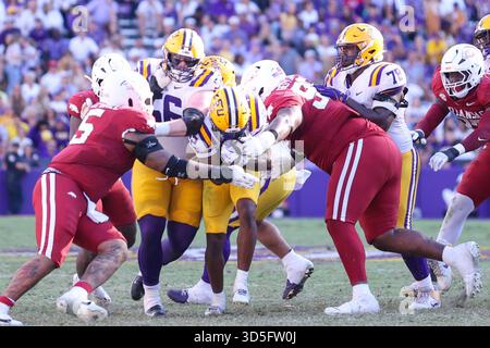 Baton Rouge, Stati Uniti. 15 novembre 2025. Ian Geffrard (95), defensive lineman degli Arkansas Razorbacks, affronta il running back dei LSU Tigers Harlem Berry (22) durante una partita di football universitario della Southeastern Conference sabato 15 novembre 2025 al Tiger Stadium di Baton Rouge, Louisiana. (Foto di Peter G. Forest/Sipa USA) credito: SIPA USA/Alamy Live News Foto Stock