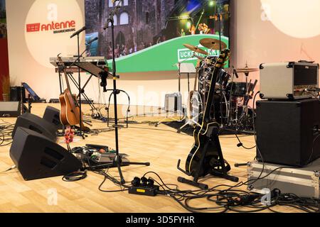 Berlino, Germania - 21 gennaio 2025: Gli strumenti musicali sono allestiti sul palco con attrezzature audio pronte per l'esecuzione e l'atmosfera vivace. Foto Stock