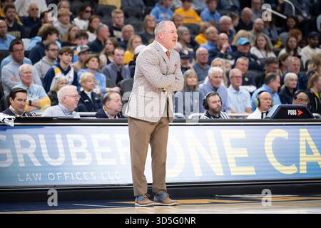 Milwaukee, WISCONSIN, Stati Uniti. 15 novembre 2025. Buzz Williams, capo-allenatore dei Maryland Terrapins, urla a margine durante la partita di basket NCAA tra Marquette Golden Eagles e Maryland Terrapins al Fiserv Forum di Milwaukee, WISCONSIN. Maryland sconfisse Marquette 89-82. Kirsten Schmitt/Cal Sport Media. Crediti: csm/Alamy Live News Foto Stock
