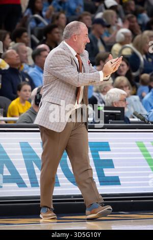 Milwaukee, WISCONSIN, Stati Uniti. 15 novembre 2025. Il capo-allenatore dei Maryland Terrapins Buzz Williams batte a bordo campo durante la partita di basket NCAA tra Marquette Golden Eagles e Maryland Terrapins al Fiserv Forum di Milwaukee, WISCONSIN. Maryland sconfisse Marquette 89-82. Kirsten Schmitt/Cal Sport Media. Crediti: csm/Alamy Live News Foto Stock
