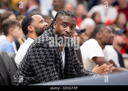 Milwaukee, WISCONSIN, Stati Uniti. 15 novembre 2025. Wesley Matthews è seduto a guardare la partita di basket della NCAA tra i Marquette Golden Eagles e i Maryland Terrapins al Fiserv Forum di Milwaukee, WISCONSIN. Maryland sconfisse Marquette 89-82. Kirsten Schmitt/Cal Sport Media. Crediti: csm/Alamy Live News Foto Stock