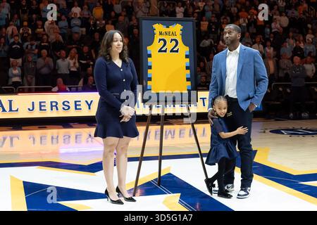 Milwaukee, WISCONSIN, Stati Uniti. 15 novembre 2025. Jerel McNeal ha ritirato la sua maglia con sua moglie e sua figlia durante la partita di basket NCAA tra Marquette Golden Eagles e Maryland Terrapins al Fiserv Forum di Milwaukee, WISCONSIN. Maryland sconfisse Marquette 89-82. Kirsten Schmitt/Cal Sport Media. Crediti: csm/Alamy Live News Foto Stock