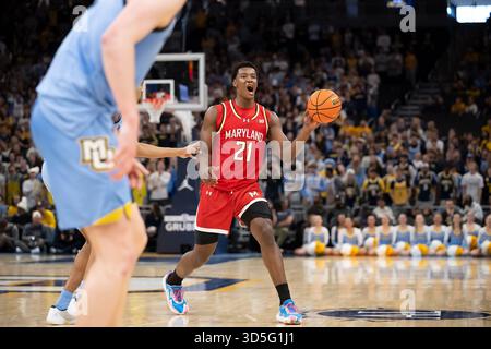 Milwaukee, WISCONSIN, Stati Uniti. 15 novembre 2025. L'attaccante dei Maryland Terrapins Pharrel Payne (21) passa la palla durante la partita di basket NCAA tra Marquette Golden Eagles e Maryland Terrapins al Fiserv Forum di Milwaukee, WISCONSIN. Maryland sconfisse Marquette 89-82. Kirsten Schmitt/Cal Sport Media. Crediti: csm/Alamy Live News Foto Stock