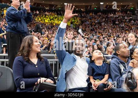Milwaukee, WISCONSIN, Stati Uniti. 15 novembre 2025. Jerel McNeal alza la mano in riconoscimento con sua moglie e sua figlia durante la partita di basket NCAA tra Marquette Golden Eagles e Maryland Terrapins al Fiserv Forum di Milwaukee, WISCONSIN. Maryland sconfisse Marquette 89-82. Kirsten Schmitt/Cal Sport Media. Crediti: csm/Alamy Live News Foto Stock