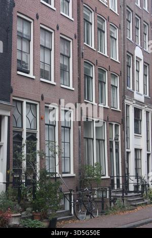 Edifici lungo Buiten Brouwers Straat ad Amsterdam, Paesi Bassi Foto Stock