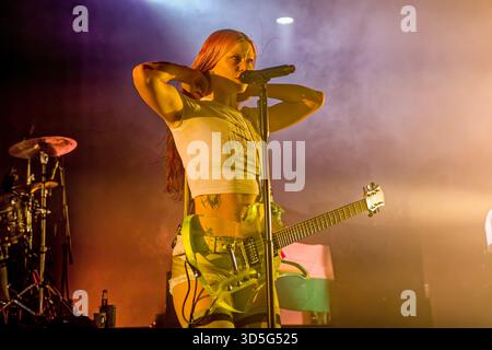 15 novembre 2025: RHIAN TEASDALE â€“ voce, chitarra della band britannica Wet Leg, che si esibisce dal vivo al Montford Hall Guild of Students, Liverpool. (Credit Image: © Andy Von Pip/ZUMA Press Wire) SOLO PER USO EDITORIALE! Non per USO commerciale! Foto Stock