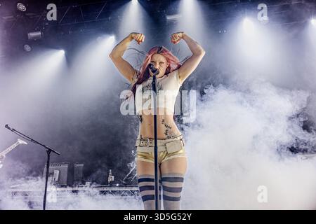 15 novembre 2025: RHIAN TEASDALE â€“ voce, chitarra della band britannica Wet Leg, che si esibisce dal vivo al Montford Hall Guild of Students, Liverpool. (Credit Image: © Andy Von Pip/ZUMA Press Wire) SOLO PER USO EDITORIALE! Non per USO commerciale! Foto Stock
