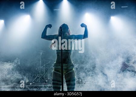 15 novembre 2025: RHIAN TEASDALE â€“ voce, chitarra della band britannica Wet Leg, che si esibisce dal vivo al Montford Hall Guild of Students, Liverpool. (Credit Image: © Andy Von Pip/ZUMA Press Wire) SOLO PER USO EDITORIALE! Non per USO commerciale! Foto Stock