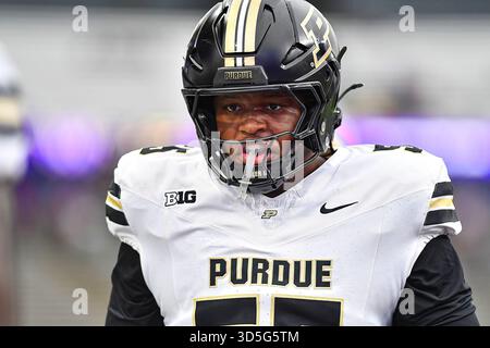 Seattle Washington, Stati Uniti. 15 novembre 2025. Jamarius Dinkins, defensive lineman dei Purdue Boilermakers (55) durante la partita di football NCAA tra i Purdue Boilermakers e i Washington Huskies a Seattle. Steve Faber/CSM/Alamy Live News Foto Stock