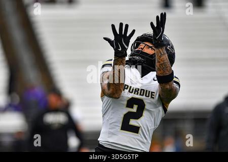 Seattle Washington, Stati Uniti. 15 novembre 2025. Il wide receiver dei Purdue Boilermakers Michael Jackson III (2) durante il riscaldamento prima della partita di football NCAA tra i Purdue Boilermakers e i Washington Huskies a Seattle Washington. Steve Faber/CSM/Alamy Live News Foto Stock