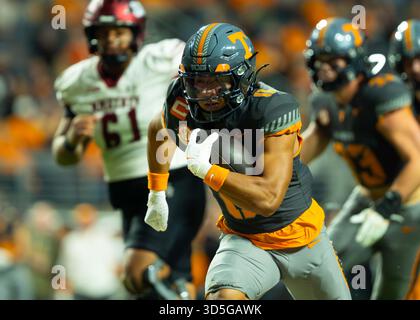 15 novembre 2025: William Wright n. 0 dei Tennessee Volunteers restituisce un intercetto in touchdown durante la partita di football NCAA tra la University of Tennessee Volunteers e la New Mexico State University Aggies al Neyland Stadium, Knoxville, TN Tim Gangloff/CSM Foto Stock