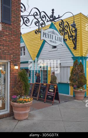 Ingresso all'area dello shopping di Penny Lane a Rehoboth Beach, Delaware, con un affascinante passaggio pedonale che conduce alle boutique vicino al lungomare Foto Stock