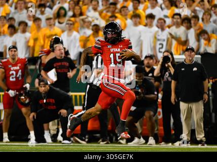 Waco, Texas, Stati Uniti. 15 novembre 2025. Il quarterback degli Utah Utes Byrd Ficklin (15) corse per il touchdown durante il primo tempo della partita di football NCAA tra Utah Utes the e Baylor Bears al McLane Stadium di Waco, Texas. Matthew Lynch/CSM/Alamy Live News Foto Stock