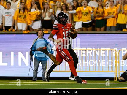 Waco, Texas, Stati Uniti. 15 novembre 2025. Il quarterback degli Utah Utes Byrd Ficklin (15) corse per il touchdown durante il primo tempo della partita di football NCAA tra Utah Utes the e Baylor Bears al McLane Stadium di Waco, Texas. Matthew Lynch/CSM/Alamy Live News Foto Stock