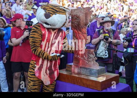 Baton Rouge, LOUISIANA, Stati Uniti. 15 novembre 2025. La mascotte della LSU Mike the Tiger pone il trofeo ''The Boot'' durante la partita di football NCAA tra gli Arkansas Razorbacks e i LSU Tigers al Tiger Stadium di Baton Rouge, LOUISIANA. Jonathan Mailhes/CSM/Alamy Live News Foto Stock