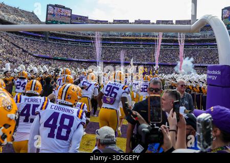 Baton Rouge, LOUISIANA, Stati Uniti. 15 novembre 2025. La squadra di football della LSU sale sul campo prima della partita di football della NCAA tra gli Arkansas Razorbacks e i LSU Tigers al Tiger Stadium di Baton Rouge, LOUISIANA. Jonathan Mailhes/CSM/Alamy Live News Foto Stock