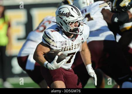 15 novembre 2025: Il running back dei Texas State Bobcats Lincoln Pare (7) tenta di girare l'angolo dopo aver preso un passaggio durante una partita di football tra i Southern Miss Golden Eagles e i Texas State Bobcats al M. M. M. Stadium di Hattiesburg, Mississippi. Bobby McDuffie/CSM Foto Stock