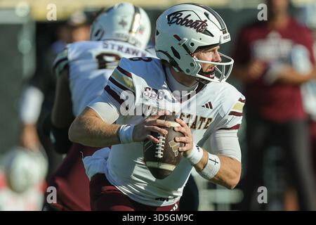 15 novembre 2025: Il quarterback dei Texas State Bobcats Brad Jackson (8) passa durante una partita di football tra Southern Miss Golden Eagles e Texas State Bobcats al M. M. Stadium di Hattiesburg, Mississippi. Bobby McDuffie/CSM Foto Stock