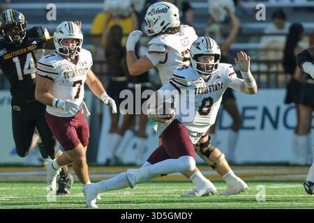 15 novembre 2025: Il quarterback dei Texas State Bobcats Brad Jackson (8) esegue la palla su una Keep durante una partita di football al college tra Southern Miss Golden Eagles e Texas State Bobcats al M. M. M. Stadium di Hattiesburg, Mississippi. Bobby McDuffie/CSM Foto Stock