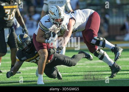 15 novembre 2025: Il running back dei Texas State Bobcats Lincoln Pare (7) viene placcato dal linebacker dei Southern Miss Golden Eagles Chris Jones (35) durante una partita di football tra Southern Miss Golden Eagles e Texas State Bobcats al M. M. M. Stadium di Hattiesburg, Mississippi. Bobby McDuffie/CSM Foto Stock