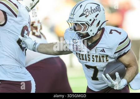 15 novembre 2025: Il running back dei Texas State Bobcats Lincoln Pare (7) segue il suo bloccante durante una partita di football universitario tra le Southern Miss Golden Eagles e i Texas State Bobcats al M. M. Stadium di Hattiesburg, Mississippi. Bobby McDuffie/CSM Foto Stock