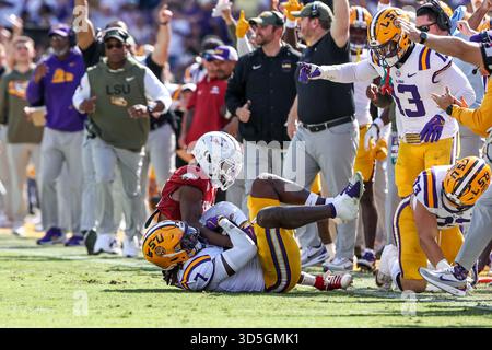 Baton Rouge, LOUISIANA, Stati Uniti. 15 novembre 2025. Il linebacker della LSU Harold Perkins (7) ebbe un intercetto durante la partita di football della NCAA tra gli Arkansas Razorbacks e i LSU Tigers al Tiger Stadium di Baton Rouge, LOUISIANA. Jonathan Mailhes/CSM/Alamy Live News Foto Stock
