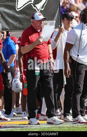 Baton Rouge, LOUISIANA, Stati Uniti. 15 novembre 2025. Il capo allenatore dell'Arkansas Bobby Petrino definisce una giocata offensiva durante la partita di football della NCAA tra gli Arkansas Razorbacks e i LSU Tigers al Tiger Stadium di Baton Rouge, LOUISIANA. Jonathan Mailhes/CSM/Alamy Live News Foto Stock