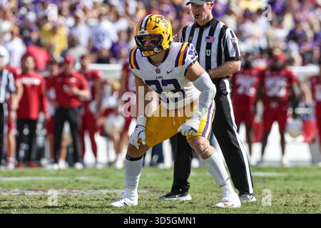 Baton Rouge, LOUISIANA, Stati Uniti. 15 novembre 2025. Il linebacker della LSU West Weeks (33) si prepara per lo snap durante la partita di football della NCAA tra gli Arkansas Razorbacks e i LSU Tigers al Tiger Stadium di Baton Rouge, LOUISIANA. Jonathan Mailhes/CSM/Alamy Live News Foto Stock