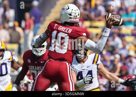 Baton Rouge, LOUISIANA, Stati Uniti. 15 novembre 2025. Il quarterback dell'Arkansas Taylen Green (10) fa un lancio durante la partita di football della NCAA tra gli Arkansas Razorbacks e i LSU Tigers al Tiger Stadium di Baton Rouge, LOUISIANA. Jonathan Mailhes/CSM/Alamy Live News Foto Stock
