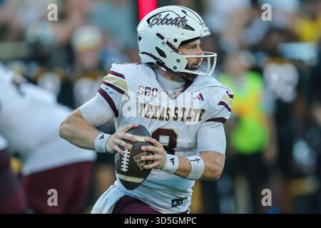 15 novembre 2025: Il quarterback dei Texas State Bobcats Brad Jackson (8) esce dalla tasca cercando di passare durante una partita di football universitario tra i Southern Miss Golden Eagles e i Texas State Bobcats al M. M. M. Stadium di Hattiesburg, Mississippi. Bobby McDuffie/CSM Foto Stock