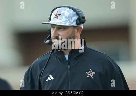 15 novembre 2025: Il capo-allenatore dei Texas State Bobcats GJ Kinne guarda il suo lavoro offensivo durante una partita di football tra le Southern Miss Golden Eagles e i Texas State Bobcats al M. M. Stadium di Hattiesburg, Mississippi. Bobby McDuffie/CSM Foto Stock