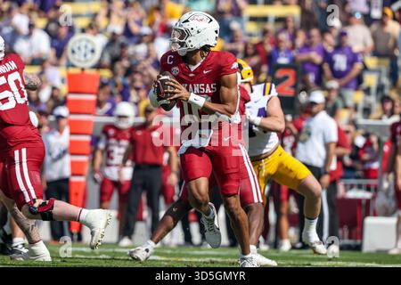 Baton Rouge, LOUISIANA, Stati Uniti. 15 novembre 2025. Il quarterback dell'Arkansas Taylen Green (10) esce dalla tasca durante la partita di football della NCAA tra gli Arkansas Razorbacks e i LSU Tigers al Tiger Stadium di Baton Rouge, LOUISIANA. Jonathan Mailhes/CSM/Alamy Live News Foto Stock