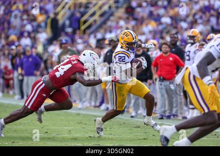 15 novembre 2025: Il running back della LSU Harlem Berry (22) cerca di evitare il tackle da Stephen Dix Jr. (14) dell'Arkansas durante la partita di football della NCAA tra gli Arkansas Razorbacks e i LSU Tigers al Tiger Stadium di Baton Rouge, LOUISIANA. Jonathan Mailhes/CSM Foto Stock