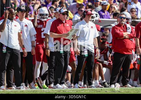 Baton Rouge, LOUISIANA, Stati Uniti. 15 novembre 2025. Il capo allenatore dell'Arkansas Bobby Petrino definisce una giocata offensiva durante la partita di football della NCAA tra gli Arkansas Razorbacks e i LSU Tigers al Tiger Stadium di Baton Rouge, LOUISIANA. Jonathan Mailhes/CSM/Alamy Live News Foto Stock