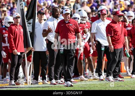 Baton Rouge, LOUISIANA, Stati Uniti. 15 novembre 2025. Il capo allenatore dell'Arkansas Bobby Petrino definisce una giocata offensiva durante la partita di football della NCAA tra gli Arkansas Razorbacks e i LSU Tigers al Tiger Stadium di Baton Rouge, LOUISIANA. Jonathan Mailhes/CSM/Alamy Live News Foto Stock