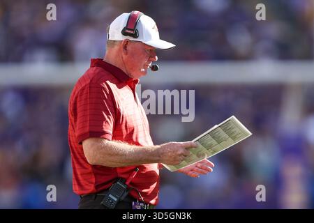 Baton Rouge, LOUISIANA, Stati Uniti. 15 novembre 2025. Il capo allenatore dell'Arkansas Bobby Petrino definisce una giocata offensiva durante la partita di football della NCAA tra gli Arkansas Razorbacks e i LSU Tigers al Tiger Stadium di Baton Rouge, LOUISIANA. Jonathan Mailhes/CSM/Alamy Live News Foto Stock