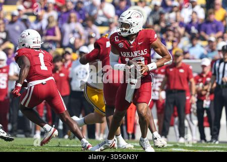 Baton Rouge, LOUISIANA, Stati Uniti. 15 novembre 2025. Il quarterback dell'Arkansas Taylen Green (10) esce dalla tasca durante la partita di football della NCAA tra gli Arkansas Razorbacks e i LSU Tigers al Tiger Stadium di Baton Rouge, LOUISIANA. Jonathan Mailhes/CSM/Alamy Live News Foto Stock
