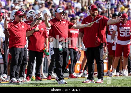 Baton Rouge, LOUISIANA, Stati Uniti. 15 novembre 2025. Il capo allenatore dell'Arkansas Bobby Petrino mette in dubbio una chiamata durante la partita di football della NCAA tra gli Arkansas Razorbacks e i LSU Tigers al Tiger Stadium di Baton Rouge, LOUISIANA. Jonathan Mailhes/CSM/Alamy Live News Foto Stock