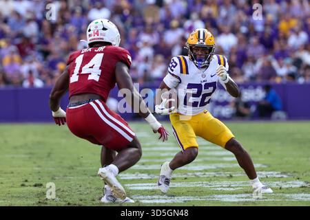 15 novembre 2025: Il running back della LSU Harlem Berry (22) cerca di evitare il tackle da Stephen Dix Jr. (14) dell'Arkansas durante la partita di football della NCAA tra gli Arkansas Razorbacks e i LSU Tigers al Tiger Stadium di Baton Rouge, LOUISIANA. Jonathan Mailhes/CSM Foto Stock